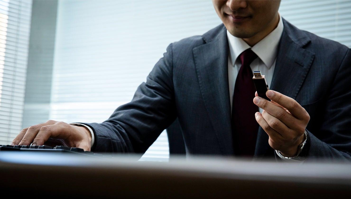内部不正とは？ 情報漏洩が起こる要因や影響、対策のポイントを解説